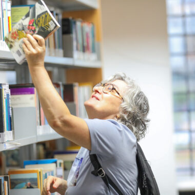 Escritores que residem na capital ou que retratam a vida e as questões do Quadradinho passam a ter preferência nos acervos dos órgãos e bibliotecas públicas. Na foto Clara Arreguy, escritora. Foto: Joel Rodrigues / Agência Brasília