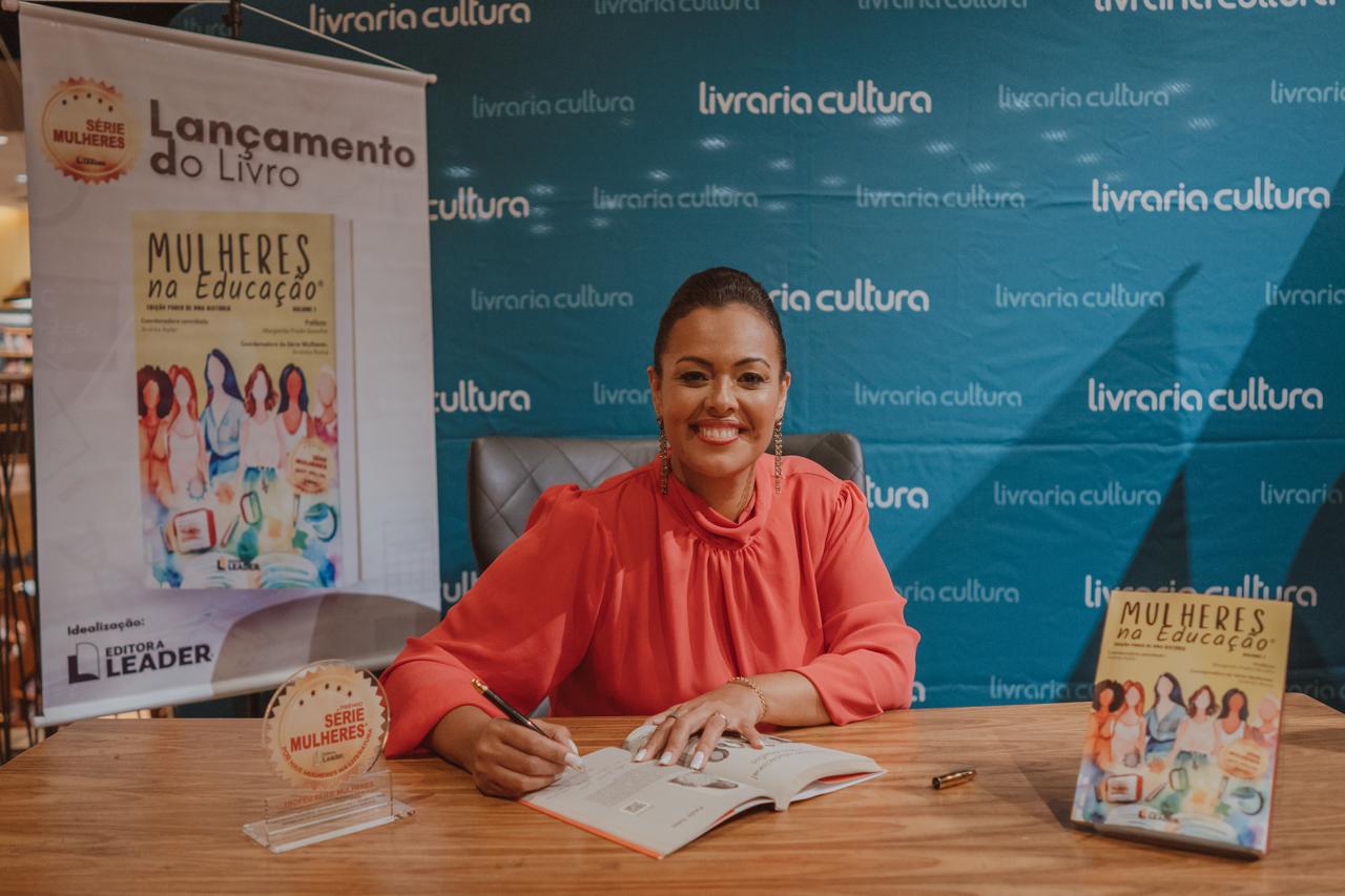 Paula Sales é fundadora da Pazziti Treinamento. É assistente social, gestora pública, empreendedora e palestrante, com mais de 20 anos no terceiro setor, promovendo diversidade e inclusão.